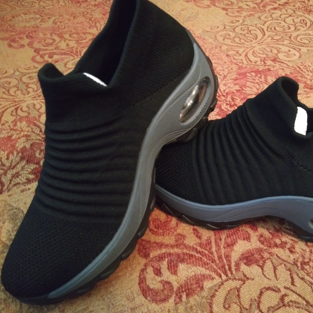 Womens Sport Shoes (Brand New/Never Worn)
